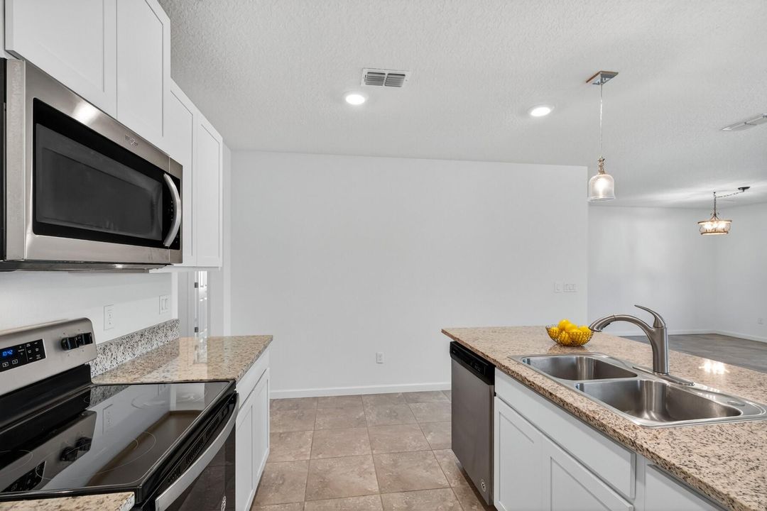 For Sale: $435,000 (4 beds, 2 baths, 1934 Square Feet)