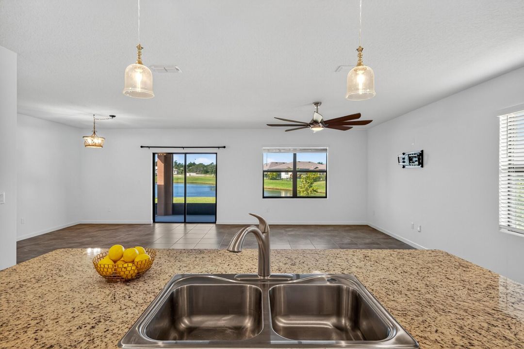 For Sale: $435,000 (4 beds, 2 baths, 1934 Square Feet)