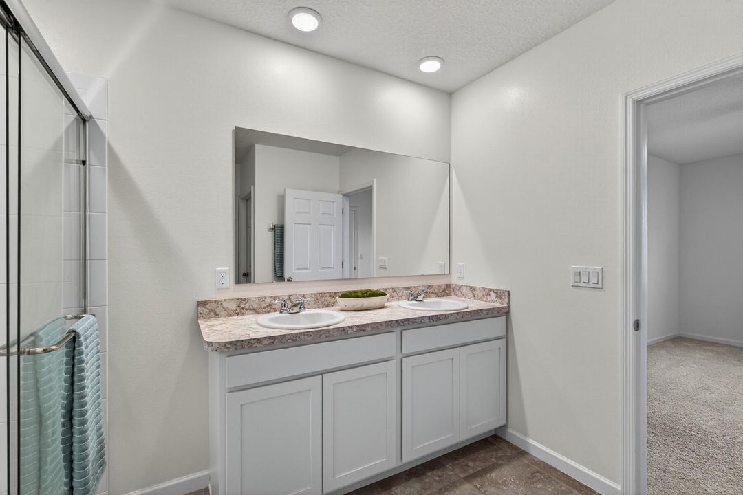 For Sale: $435,000 (4 beds, 2 baths, 1934 Square Feet)