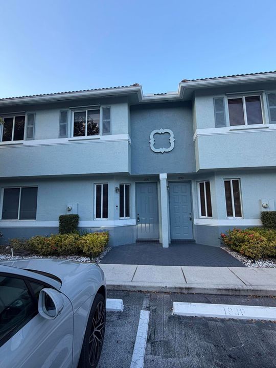 Recientemente alquilado: $2,000 (2 camas, 2 baños, 1227 Pies cuadrados)