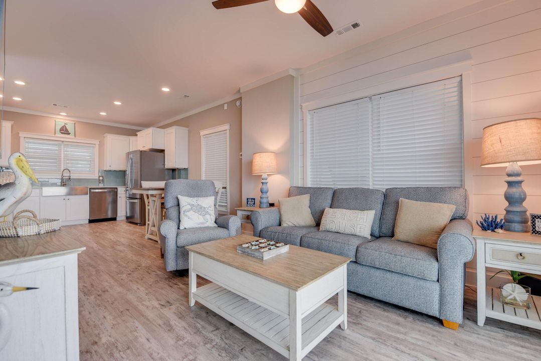 For Sale: $585,000 (2 beds, 1 baths, 960 Square Feet)