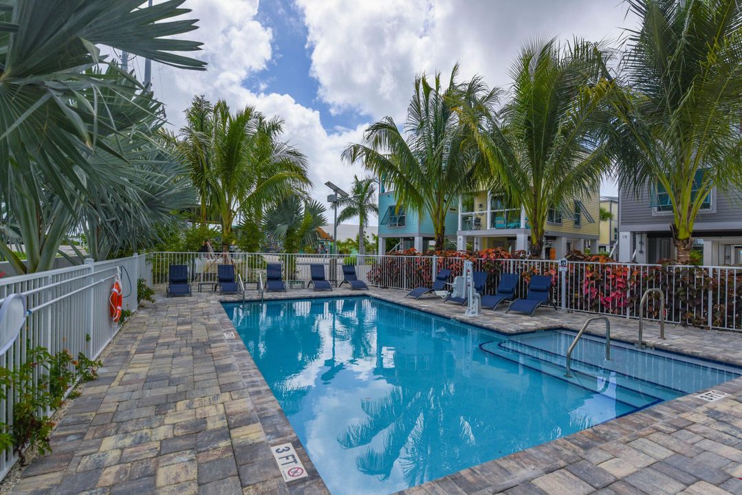 For Sale: $585,000 (2 beds, 1 baths, 960 Square Feet)