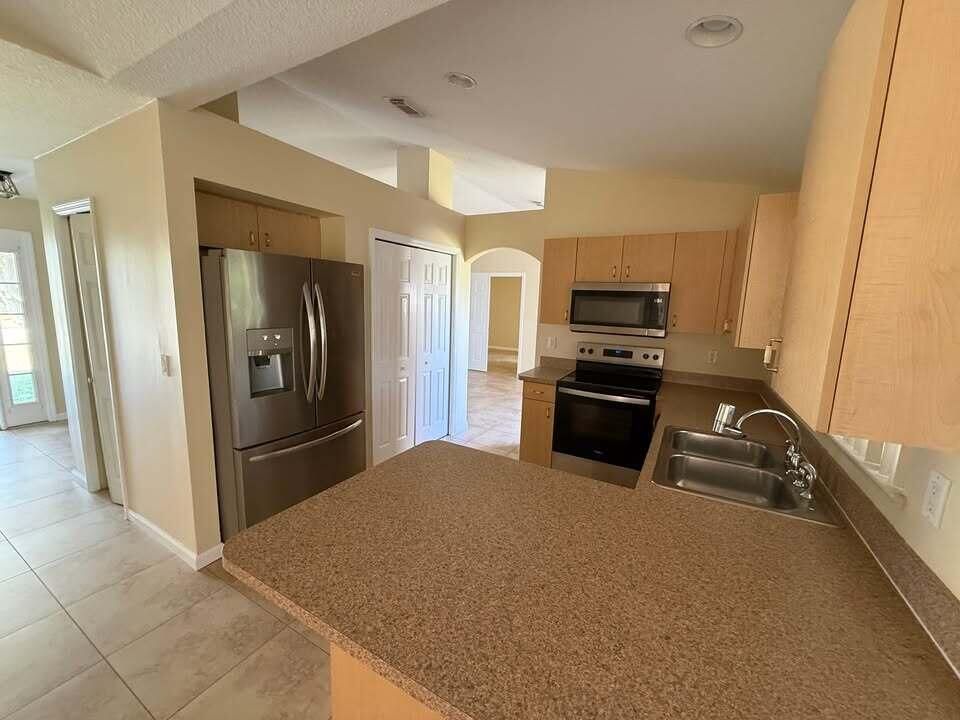 For Rent: $2,400 (3 beds, 2 baths, 1638 Square Feet)