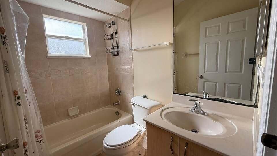 For Rent: $2,400 (3 beds, 2 baths, 1638 Square Feet)