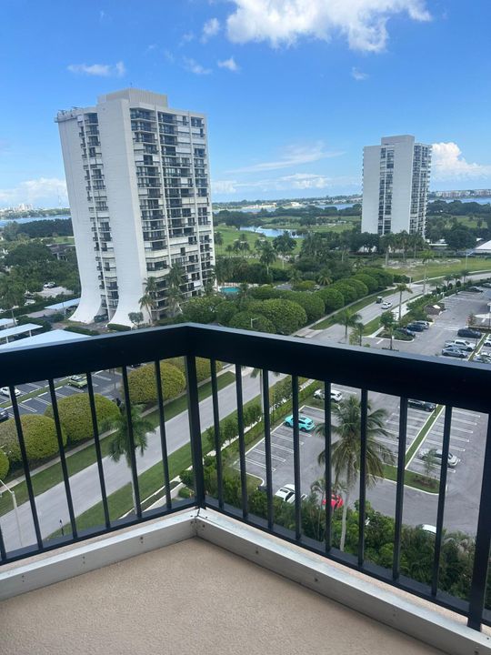 For Sale: $130,000 (2 beds, 2 baths, 1294 Square Feet)