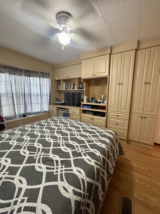 For Sale: $68,000 (2 beds, 2 baths, 984 Square Feet)