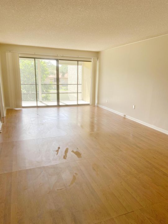 For Sale: $135,000 (1 beds, 1 baths, 1014 Square Feet)