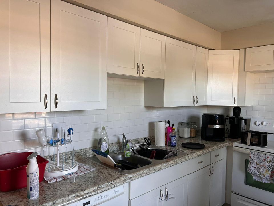 For Sale: $135,000 (1 beds, 1 baths, 1014 Square Feet)