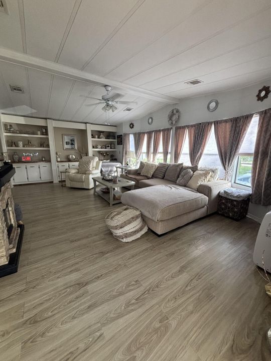 待售: $99,999 (2 贝兹, 2 浴室, 1368 平方英尺)