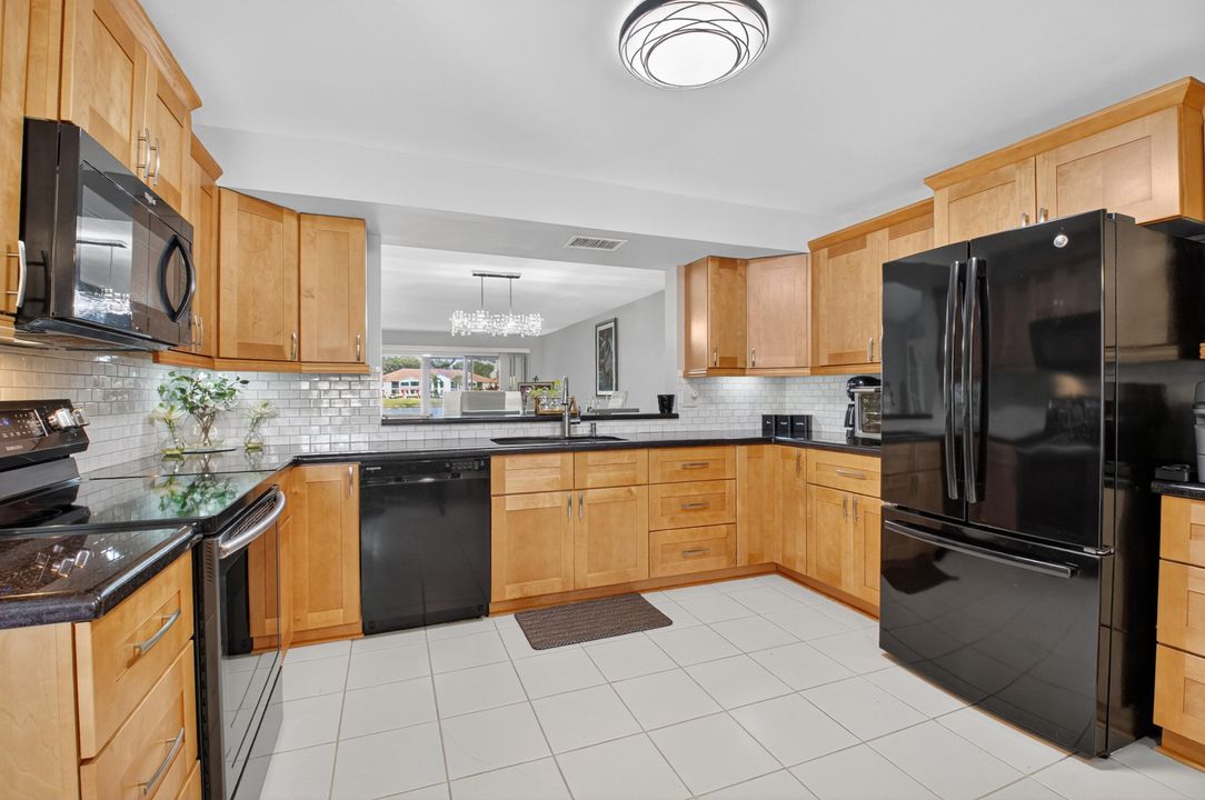 Active With Contract: $297,999 (3 beds, 2 baths, 1498 Square Feet)