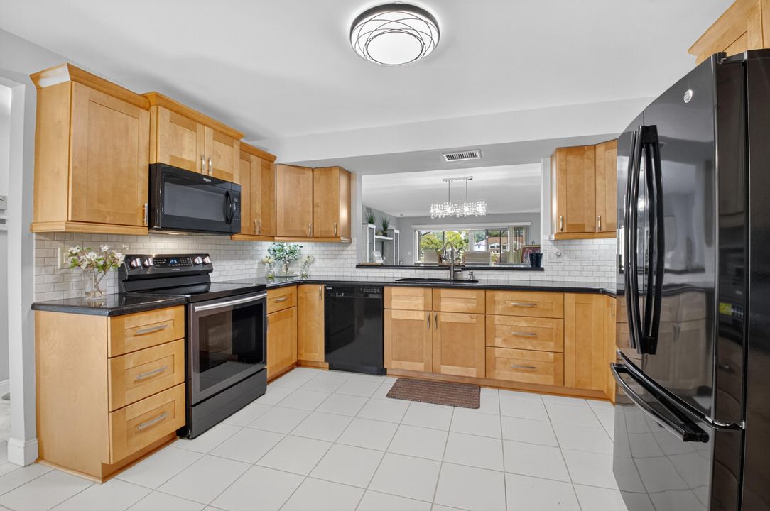 Active With Contract: $297,999 (3 beds, 2 baths, 1498 Square Feet)