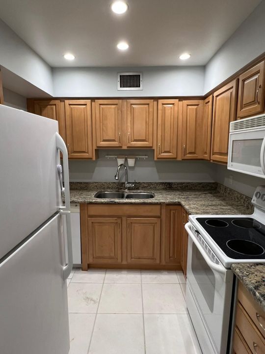 For Rent: $2,300 (2 beds, 2 baths, 960 Square Feet)