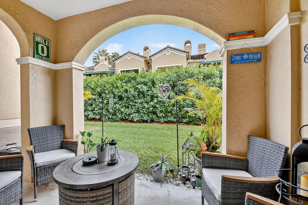 For Sale: $429,000 (2 beds, 2 baths, 1401 Square Feet)