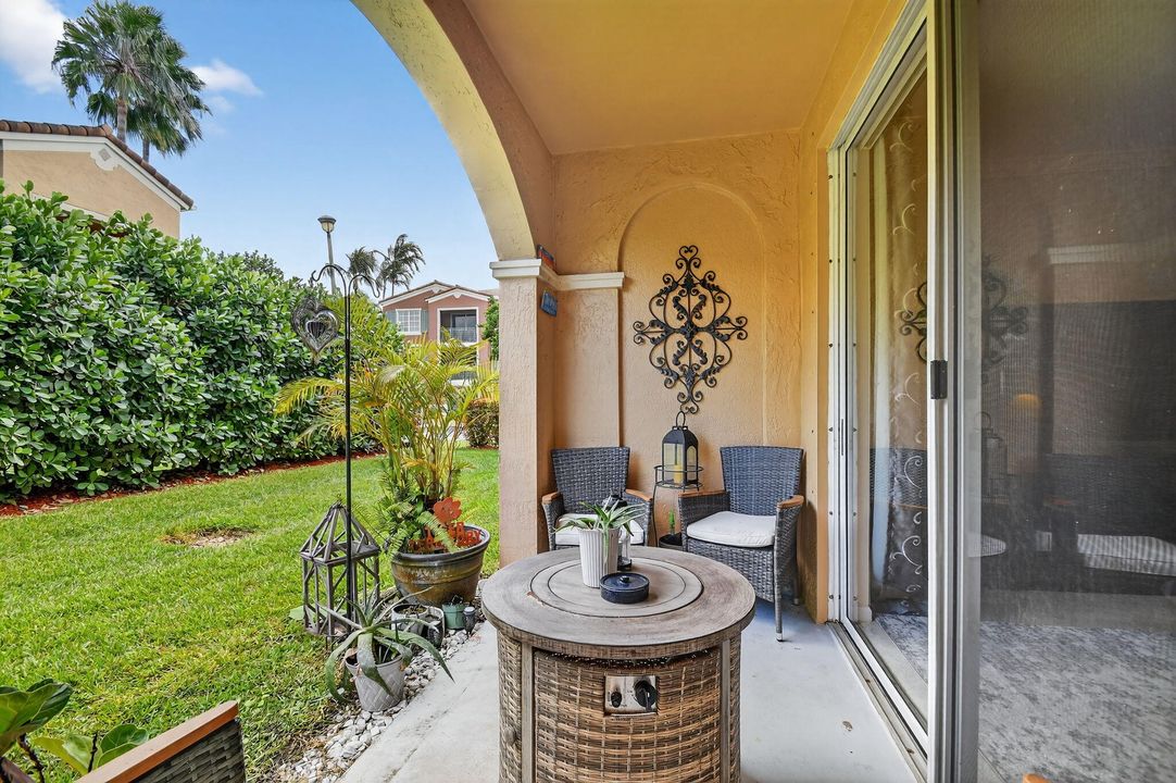 For Sale: $429,000 (2 beds, 2 baths, 1401 Square Feet)