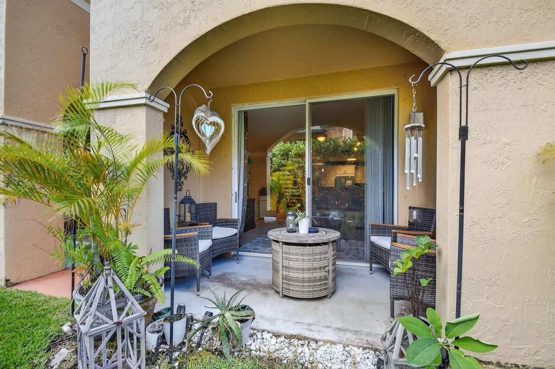 For Sale: $429,000 (2 beds, 2 baths, 1401 Square Feet)