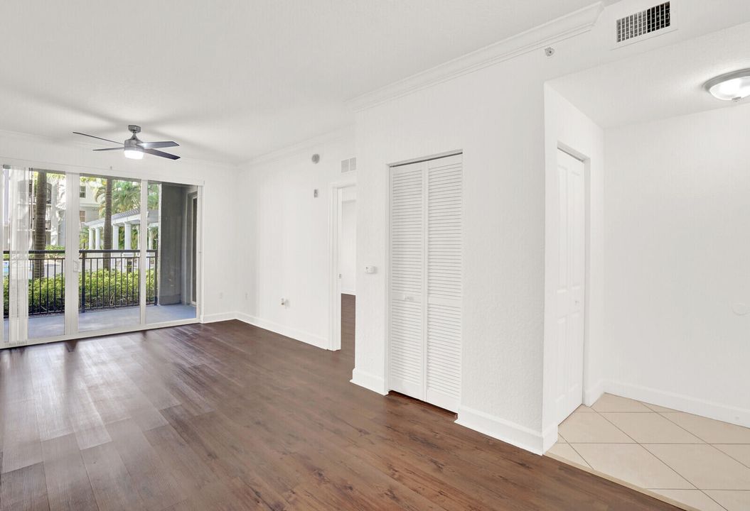 Activo con contrato: $229,000 (2 camas, 2 baños, 1012 Pies cuadrados)