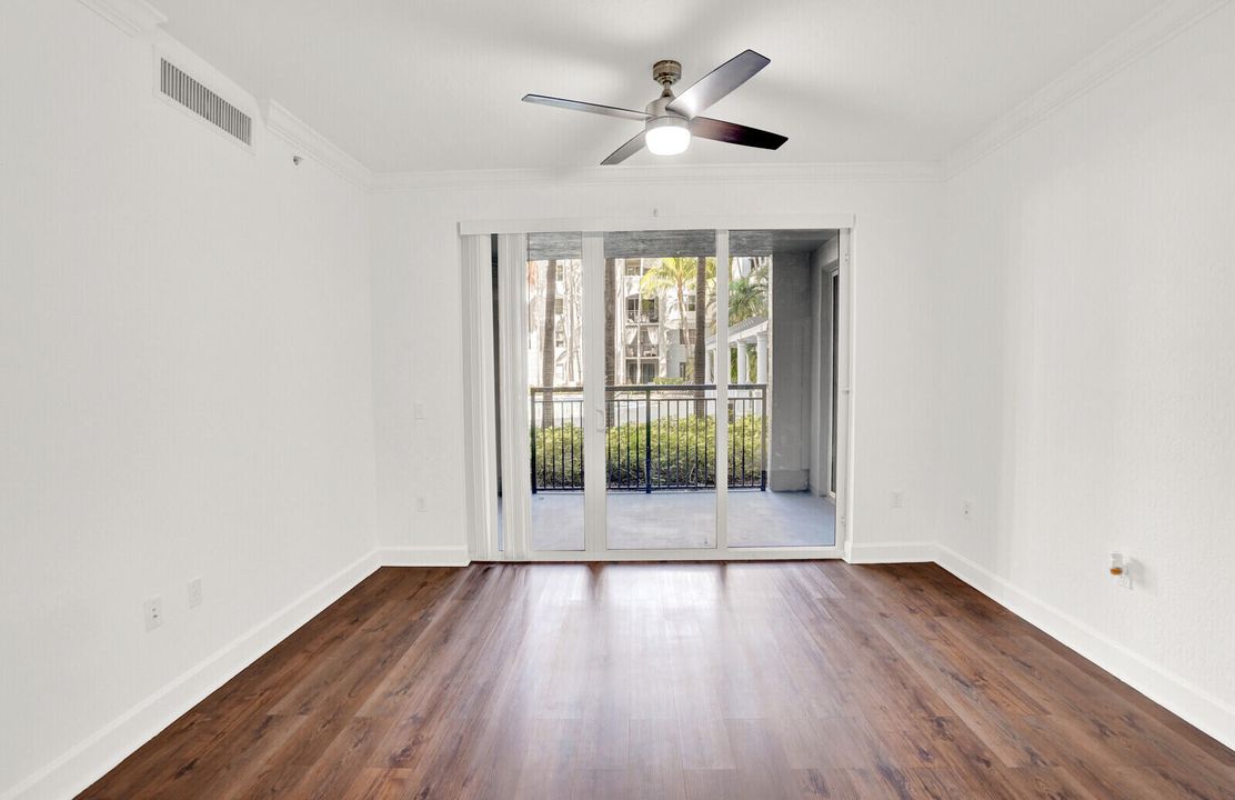 Activo con contrato: $229,000 (2 camas, 2 baños, 1012 Pies cuadrados)