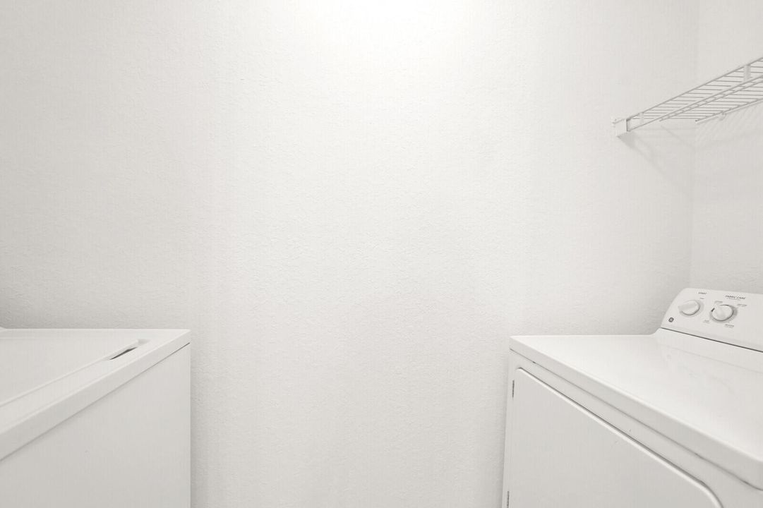 Activo con contrato: $229,000 (2 camas, 2 baños, 1012 Pies cuadrados)