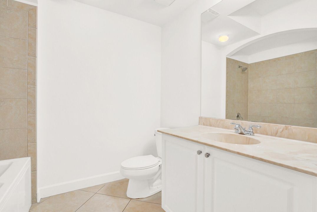 Activo con contrato: $229,000 (2 camas, 2 baños, 1012 Pies cuadrados)