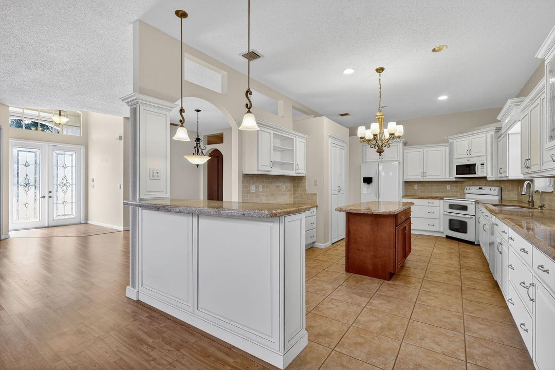 For Sale: $474,900 (2 beds, 2 baths, 1971 Square Feet)