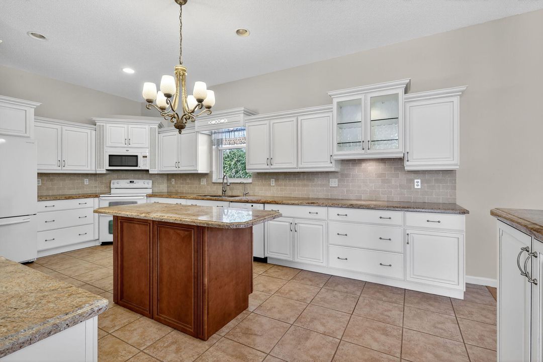 For Sale: $474,900 (2 beds, 2 baths, 1971 Square Feet)