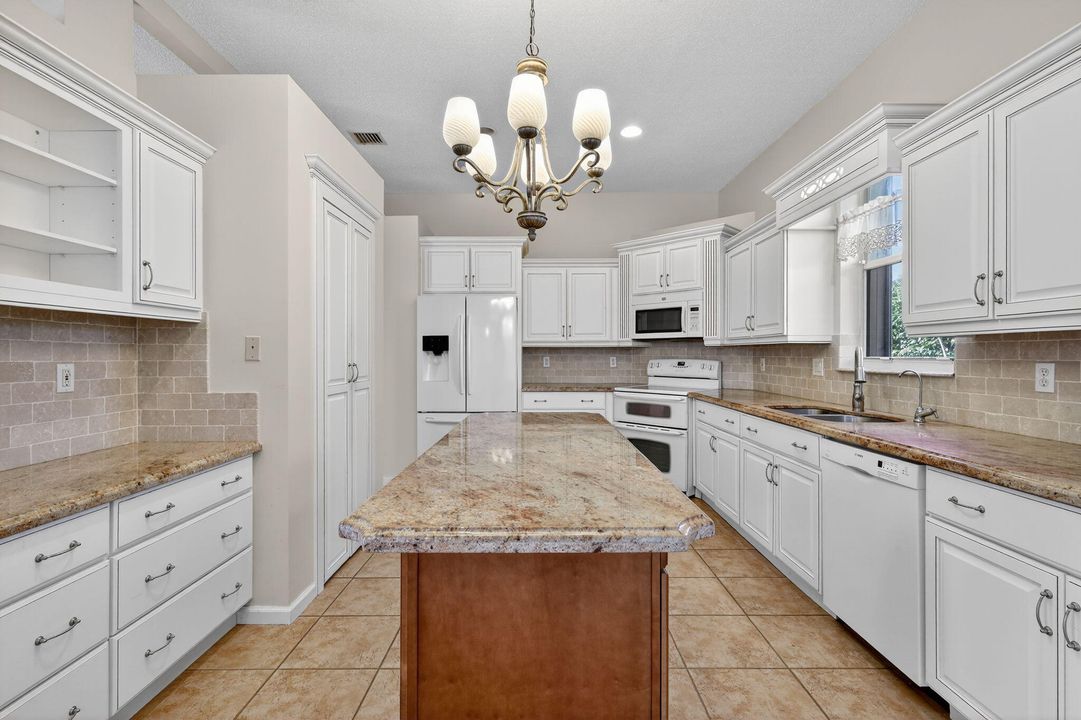 For Sale: $474,900 (2 beds, 2 baths, 1971 Square Feet)