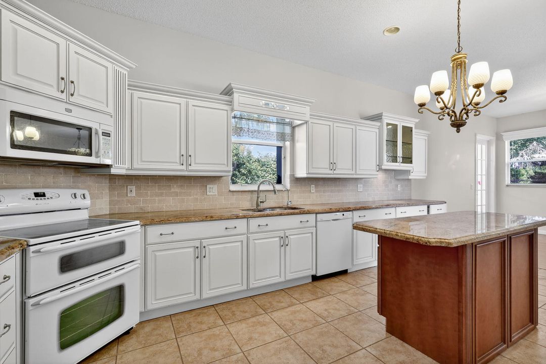 For Sale: $474,900 (2 beds, 2 baths, 1971 Square Feet)