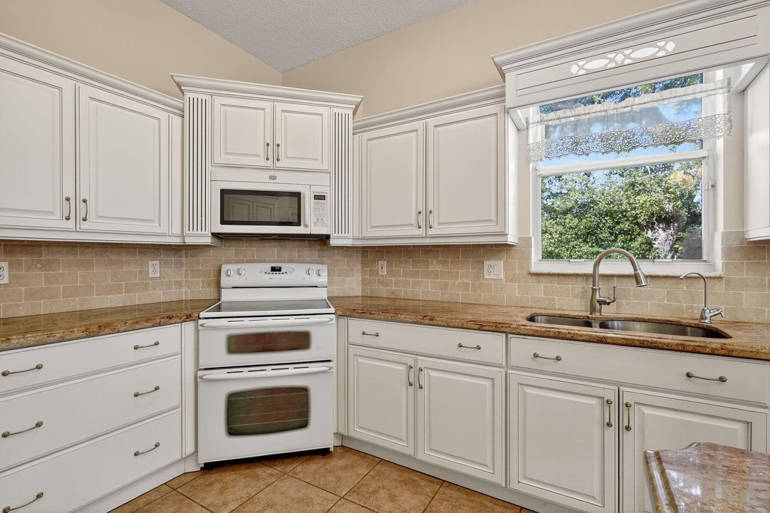 For Sale: $474,900 (2 beds, 2 baths, 1971 Square Feet)