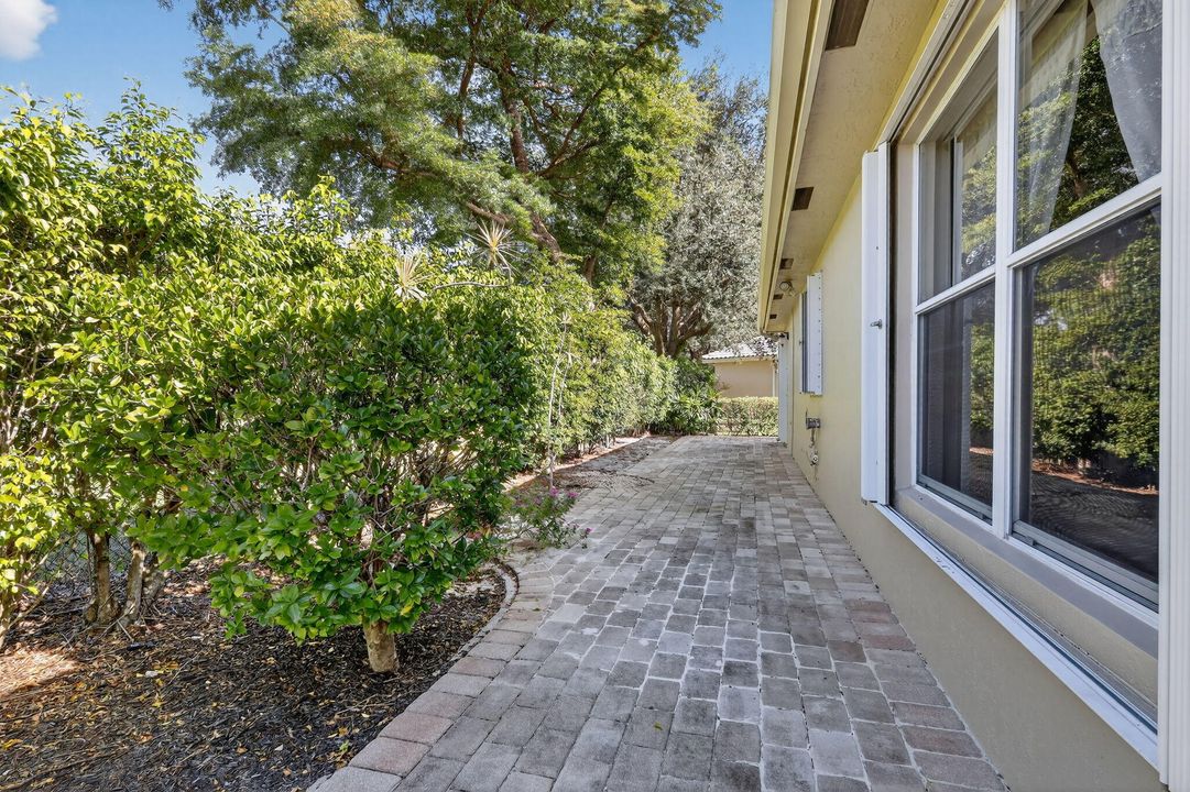 For Sale: $474,900 (2 beds, 2 baths, 1971 Square Feet)