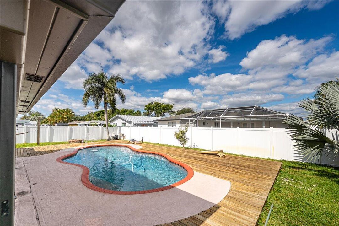 Active With Contract: $695,494 (3 beds, 2 baths, 1960 Square Feet)