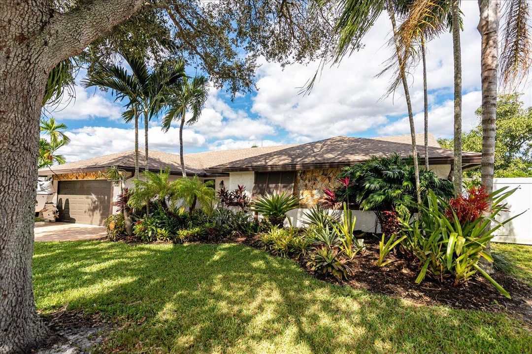 Active With Contract: $695,494 (3 beds, 2 baths, 1960 Square Feet)