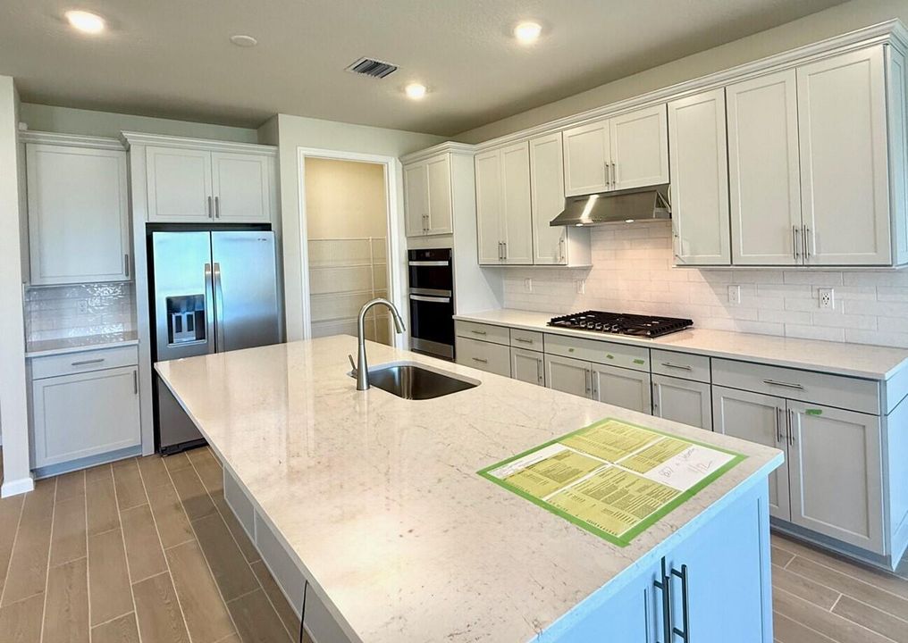 Под контрактом: $484,035 (2 спален, 2 ванн, 2114 Квадратных фут)