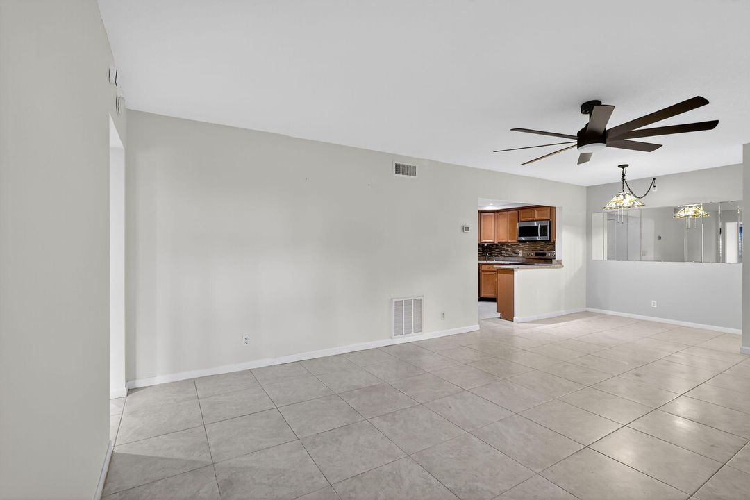 待售: $184,900 (2 贝兹, 2 浴室, 924 平方英尺)