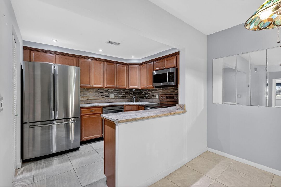 待售: $184,900 (2 贝兹, 2 浴室, 924 平方英尺)