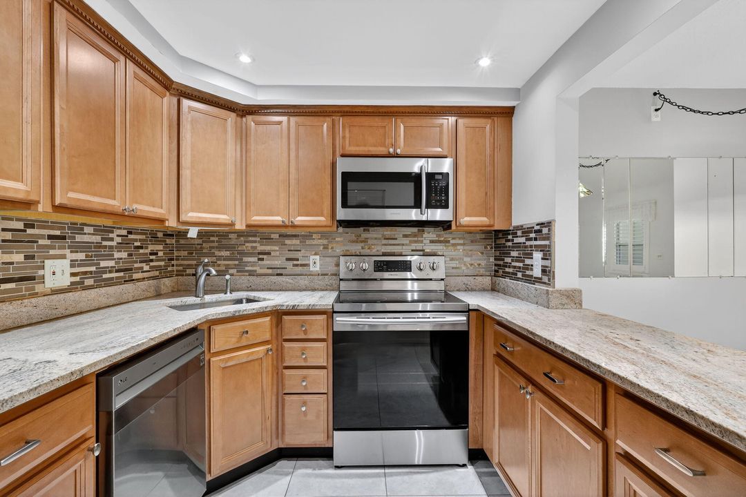 待售: $184,900 (2 贝兹, 2 浴室, 924 平方英尺)