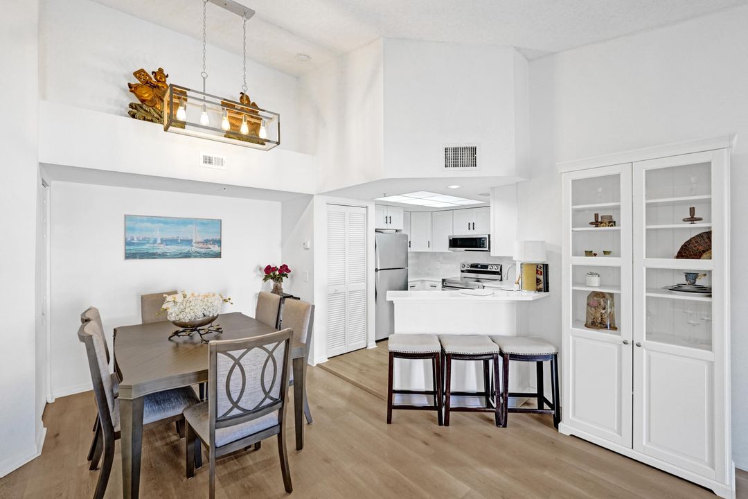 For Sale: $389,900 (2 beds, 2 baths, 1054 Square Feet)