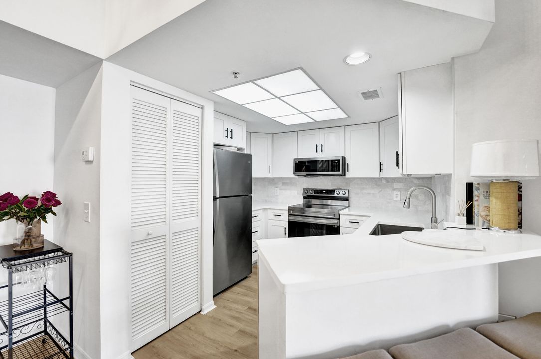 For Sale: $389,900 (2 beds, 2 baths, 1054 Square Feet)