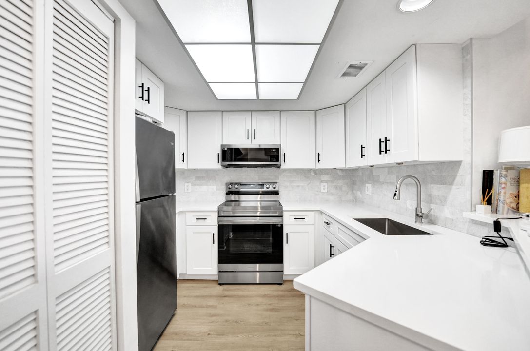 For Sale: $389,900 (2 beds, 2 baths, 1054 Square Feet)