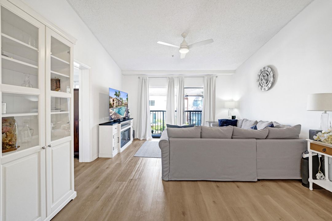 For Sale: $389,900 (2 beds, 2 baths, 1054 Square Feet)