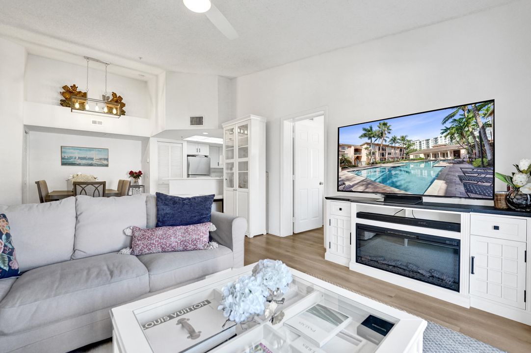 For Sale: $389,900 (2 beds, 2 baths, 1054 Square Feet)