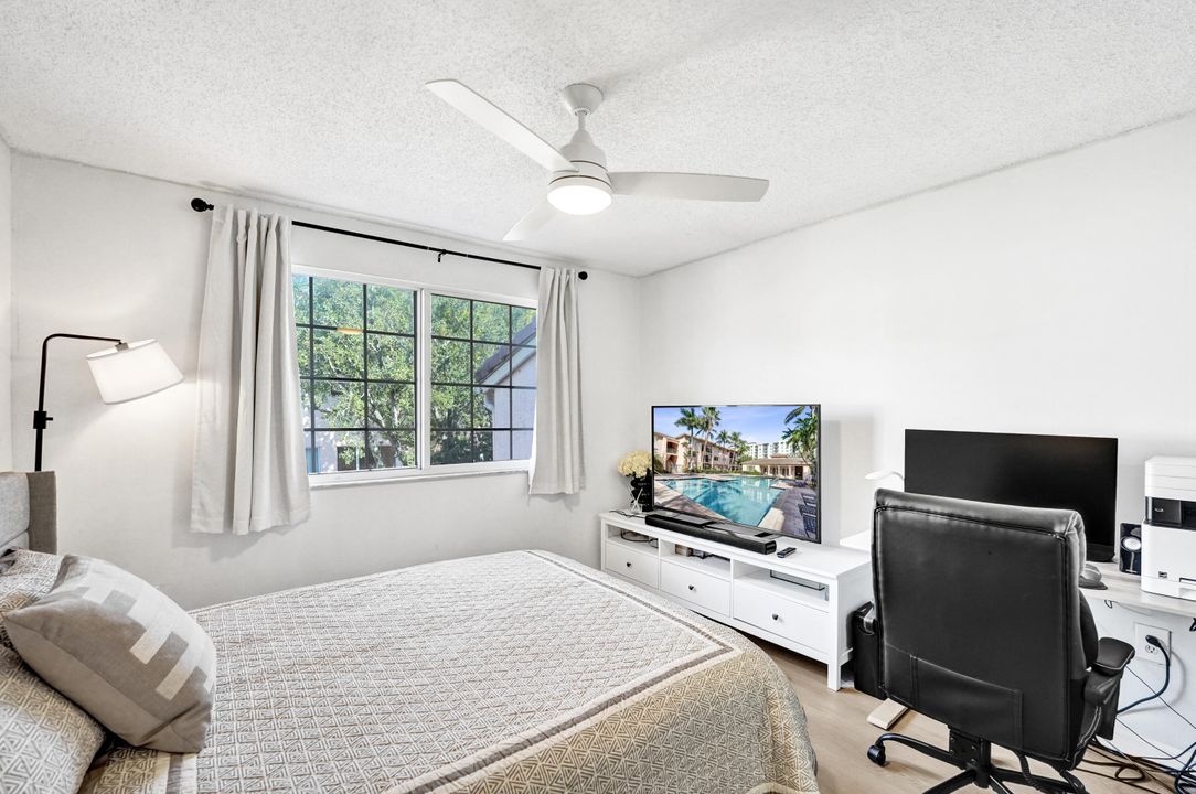 For Sale: $389,900 (2 beds, 2 baths, 1054 Square Feet)