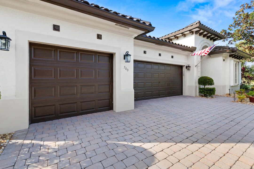 Под контрактом: $879,000 (3 спален, 2 ванн, 2214 Квадратных фут)