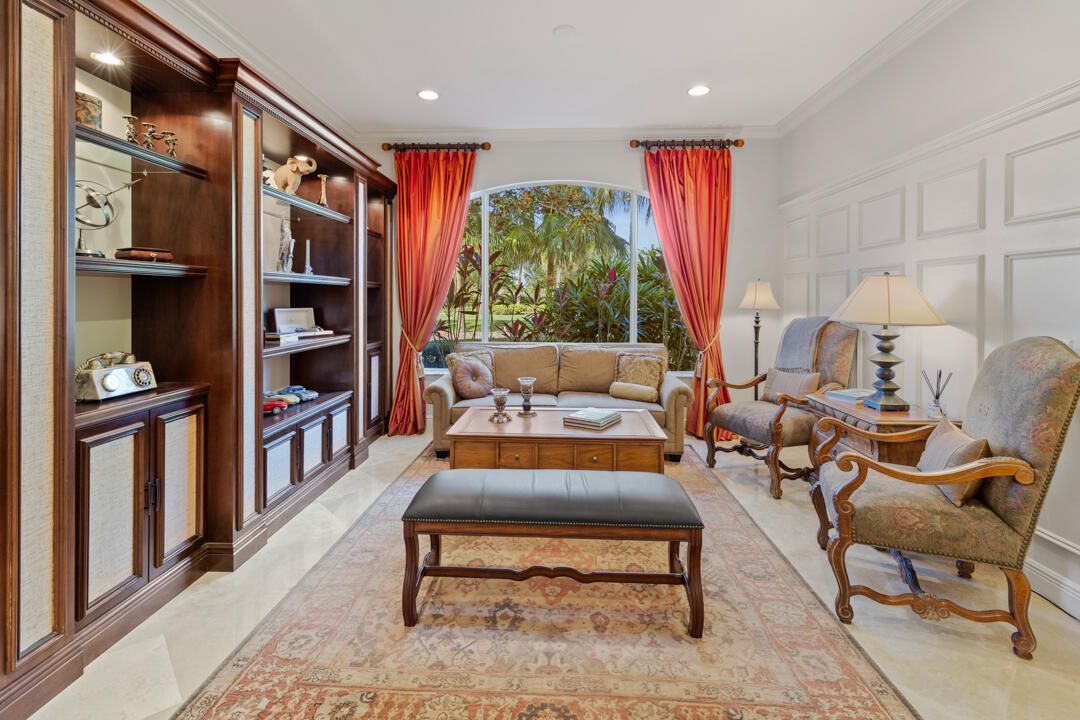 Под контрактом: $879,000 (3 спален, 2 ванн, 2214 Квадратных фут)