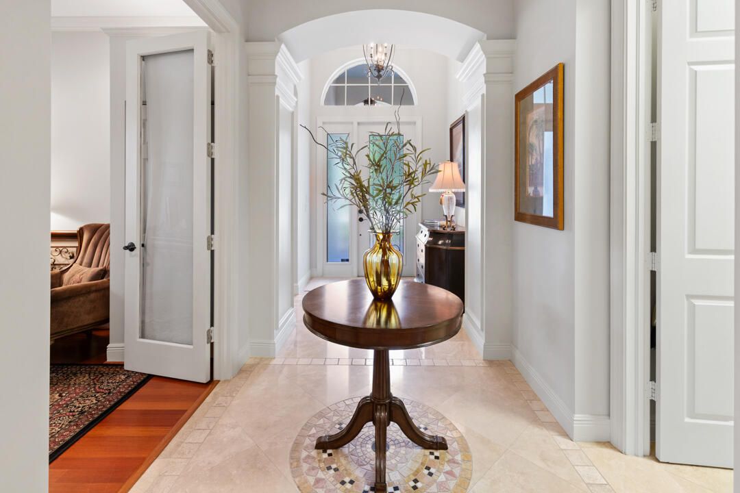 Под контрактом: $879,000 (3 спален, 2 ванн, 2214 Квадратных фут)