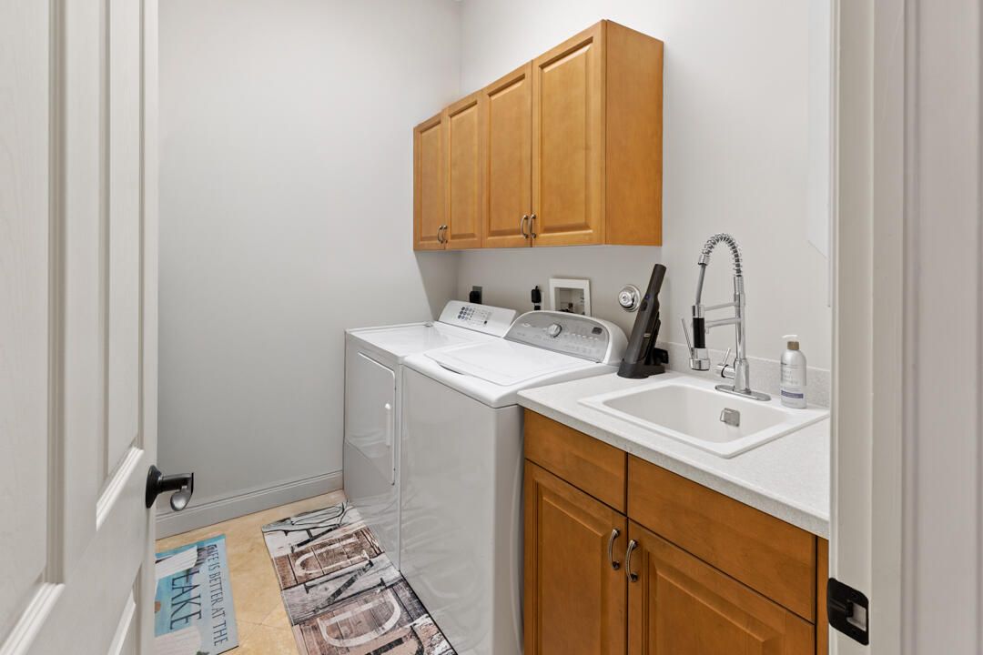 Под контрактом: $879,000 (3 спален, 2 ванн, 2214 Квадратных фут)