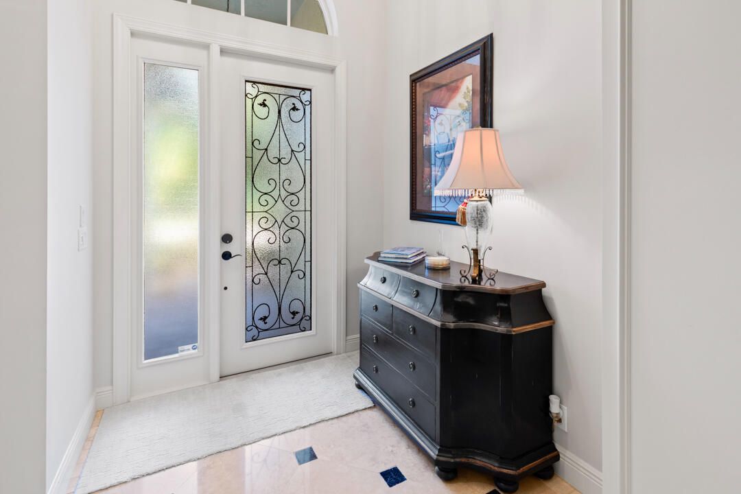 Под контрактом: $879,000 (3 спален, 2 ванн, 2214 Квадратных фут)