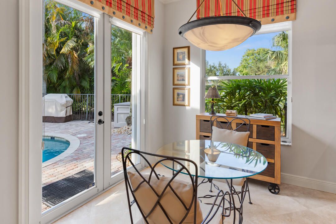 Под контрактом: $879,000 (3 спален, 2 ванн, 2214 Квадратных фут)