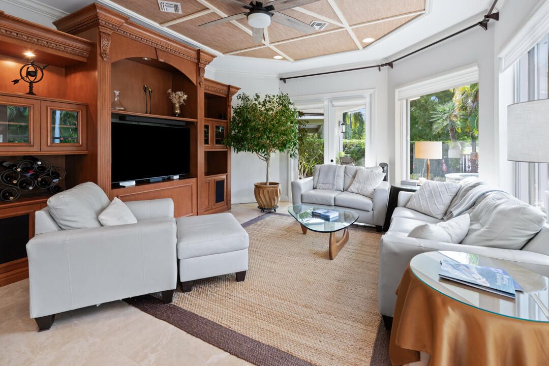 Под контрактом: $879,000 (3 спален, 2 ванн, 2214 Квадратных фут)