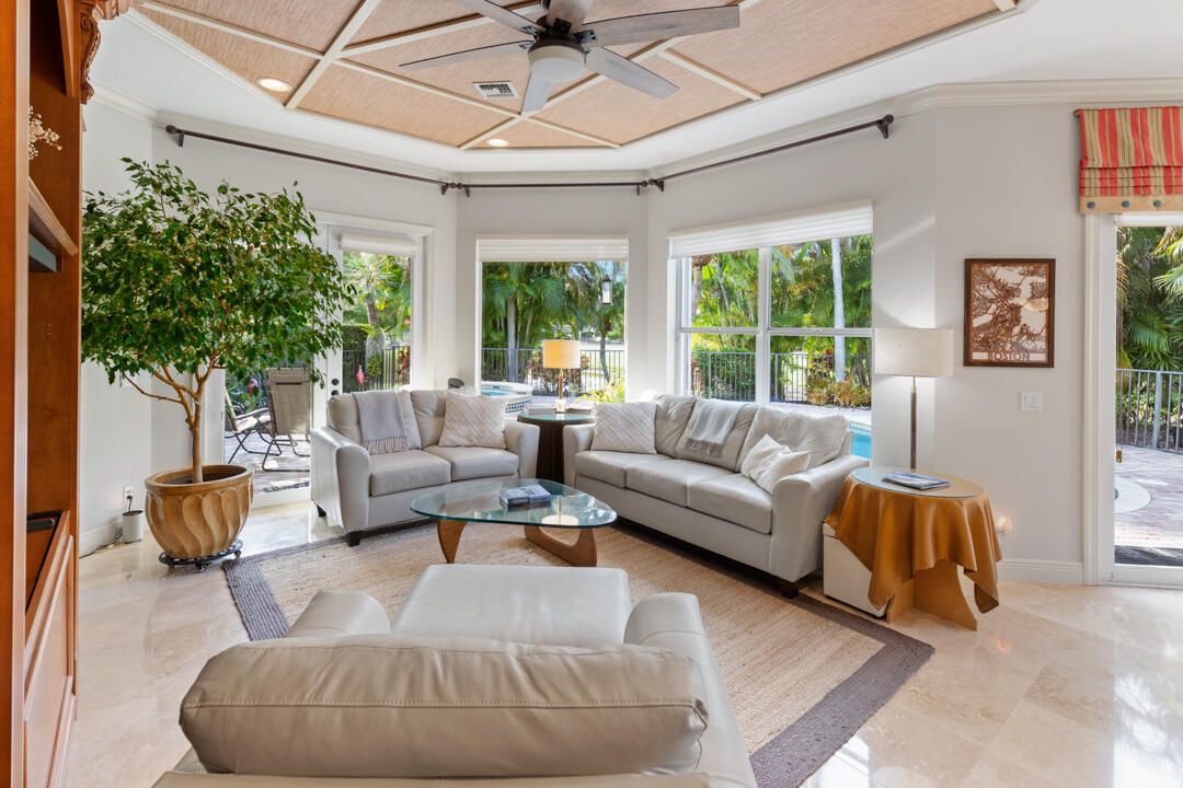 Под контрактом: $879,000 (3 спален, 2 ванн, 2214 Квадратных фут)