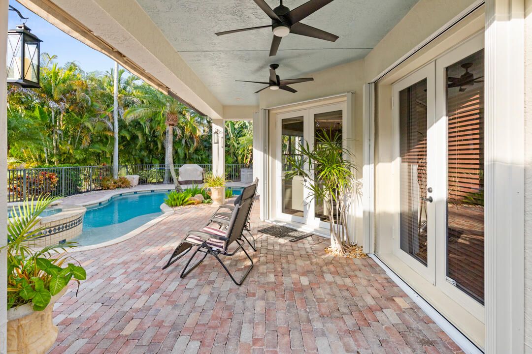 Под контрактом: $879,000 (3 спален, 2 ванн, 2214 Квадратных фут)